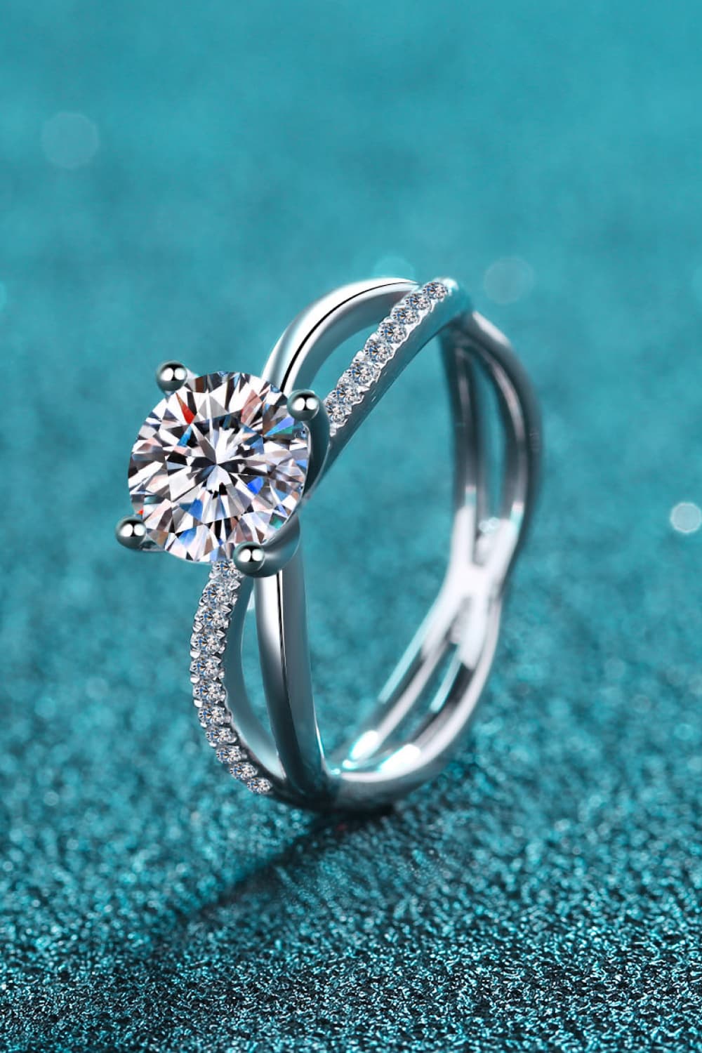 1 Carat Brilliant Round Cut Sparkala™ Crisscross Split Shank Ring