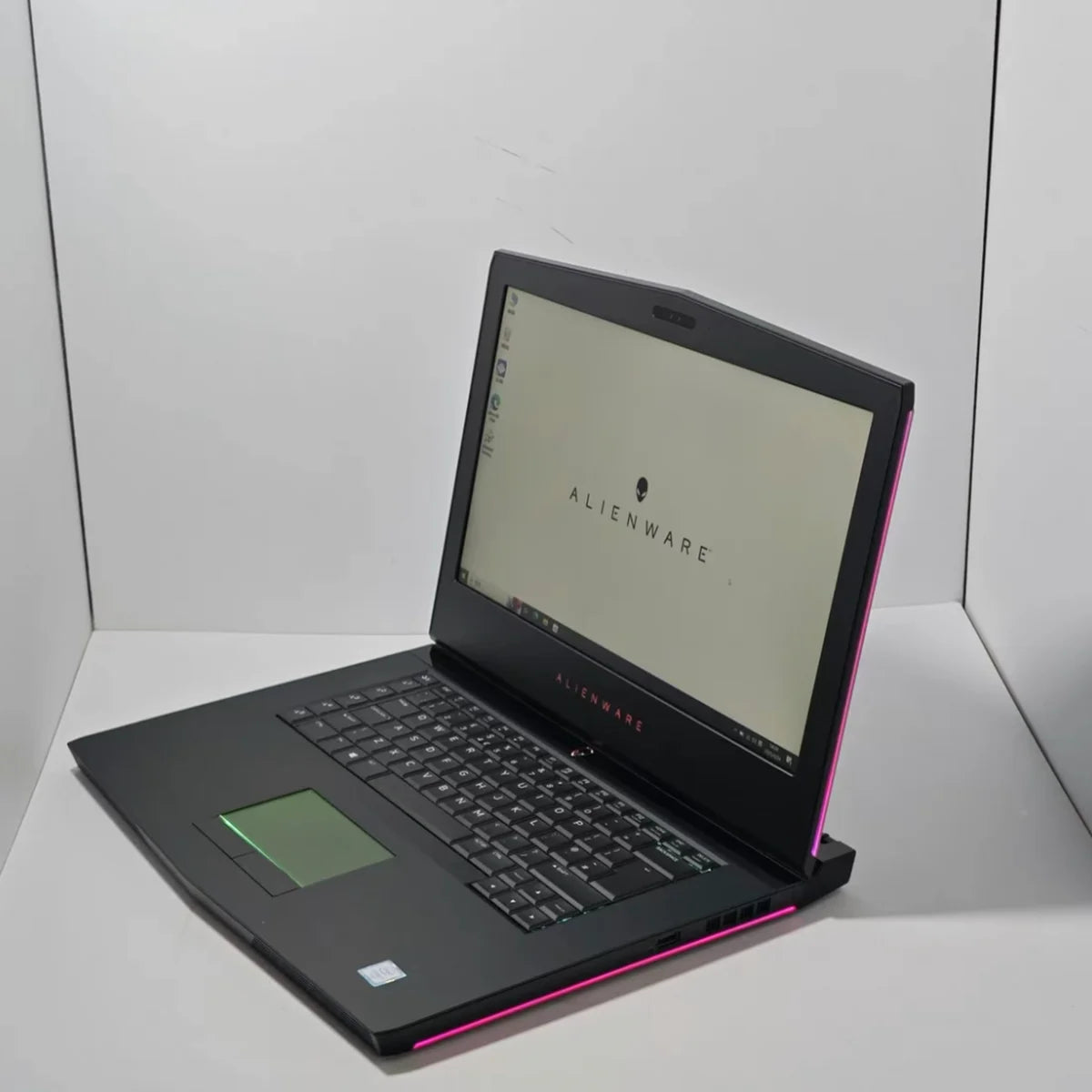 New Offering for Alienware 15 R3 Gaming Laptop 2.8GHz I7-7700HQ 16GB Ram 512GB SSD 15.5 Inch FHD Lightweight English Keyboard