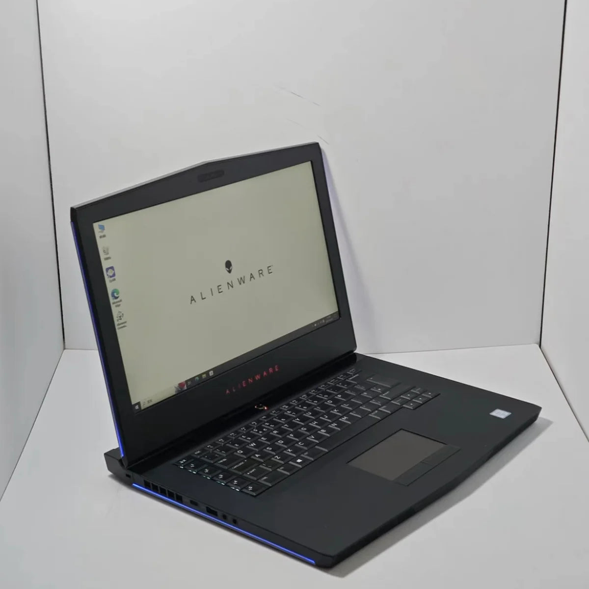 New Offering for Alienware 15 R3 Gaming Laptop 2.8GHz I7-7700HQ 16GB Ram 512GB SSD 15.5 Inch FHD Lightweight English Keyboard