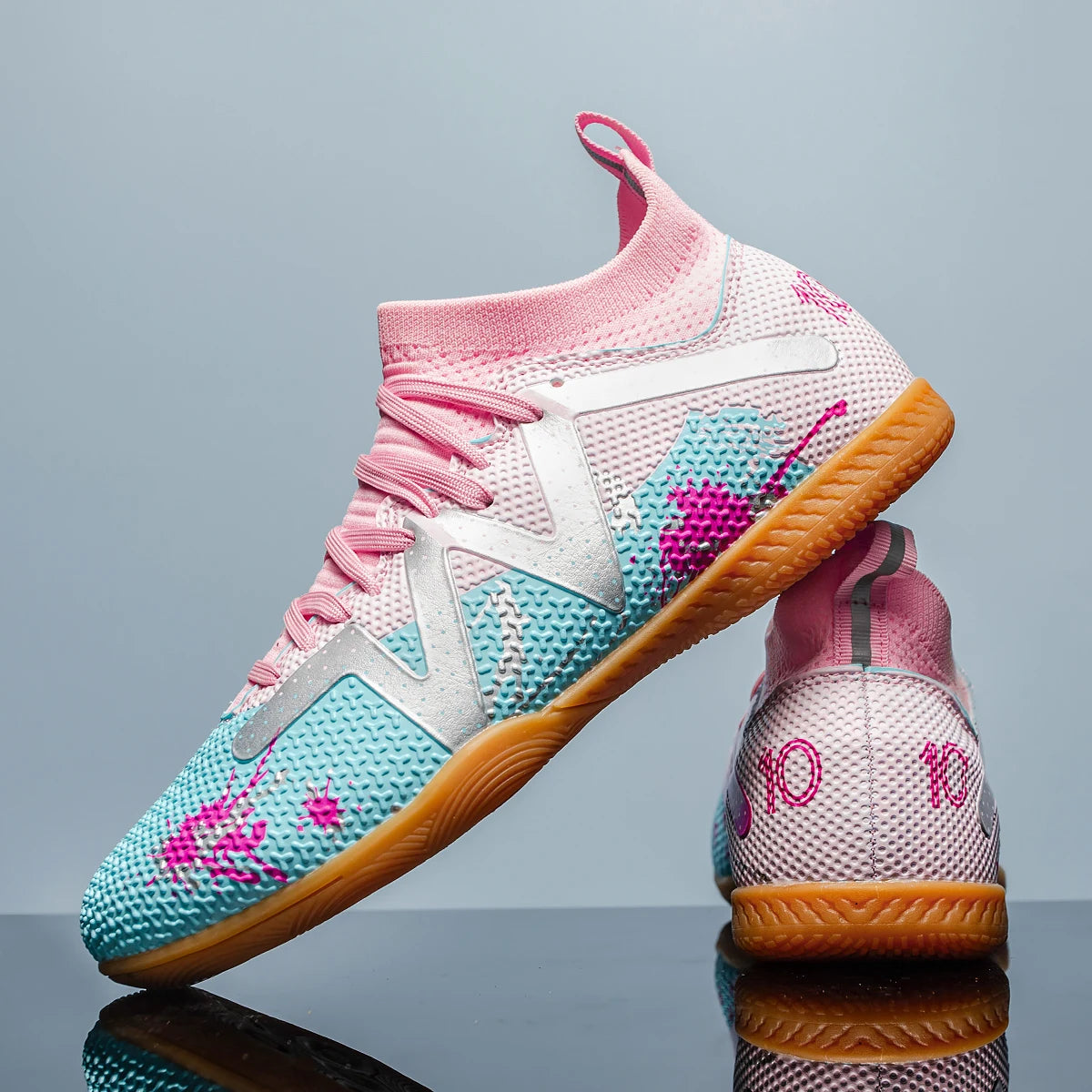 High-top soccer shoes for indoor five-a-side training for both men and women, slip-resistant and wear-resistant. sneakers