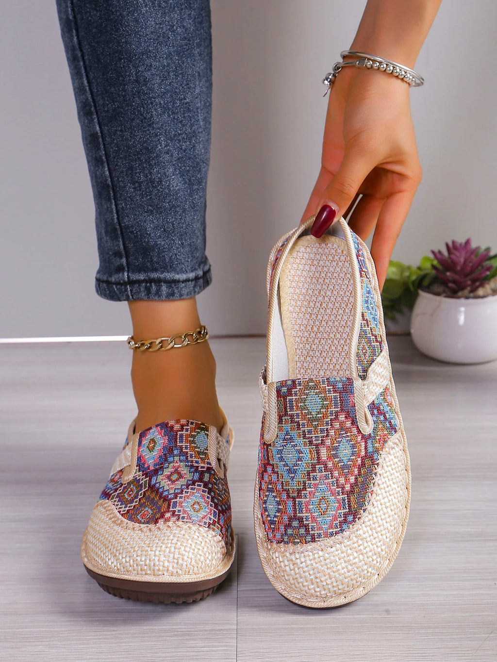 Super light shoes Women's shoes casual sports shoes are versatile They are soft-soled anti-slip and ethnic-style free shippiing
