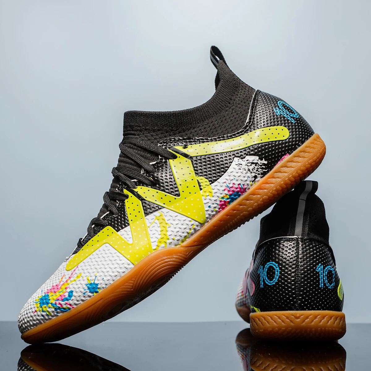 High-top soccer shoes for indoor five-a-side training for both men and women, slip-resistant and wear-resistant. sneakers