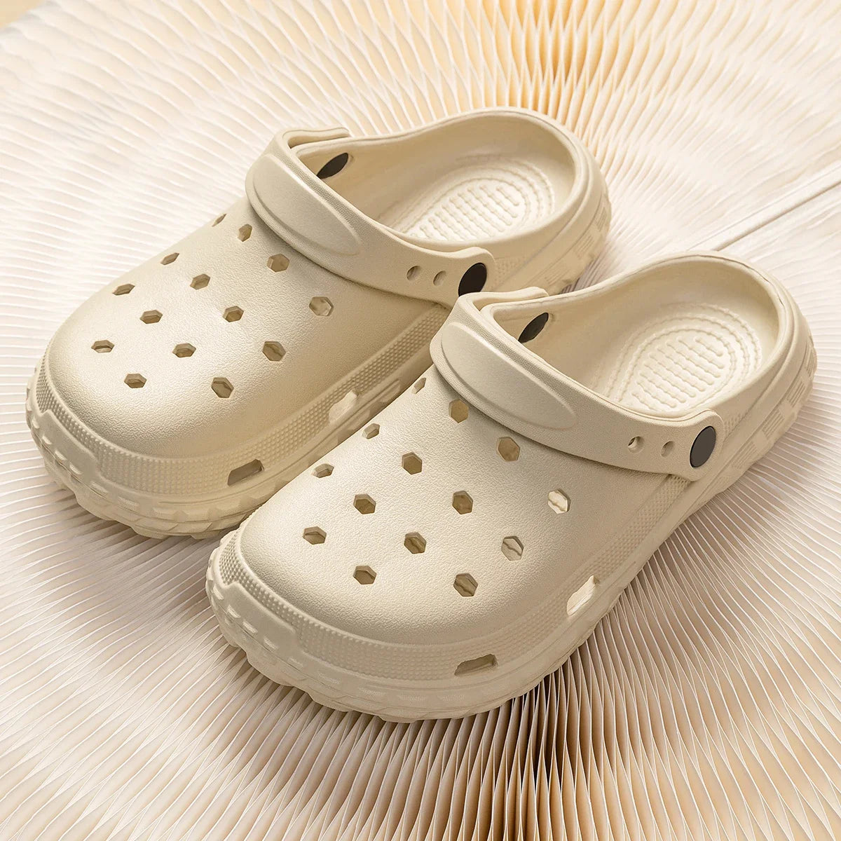 2026 Women and Men's Hole Shoes Summer Non-Slip Outdoor Sandals Closed Toe Shit Feeling Beach Slippers Thick Bottom Soft Bottom