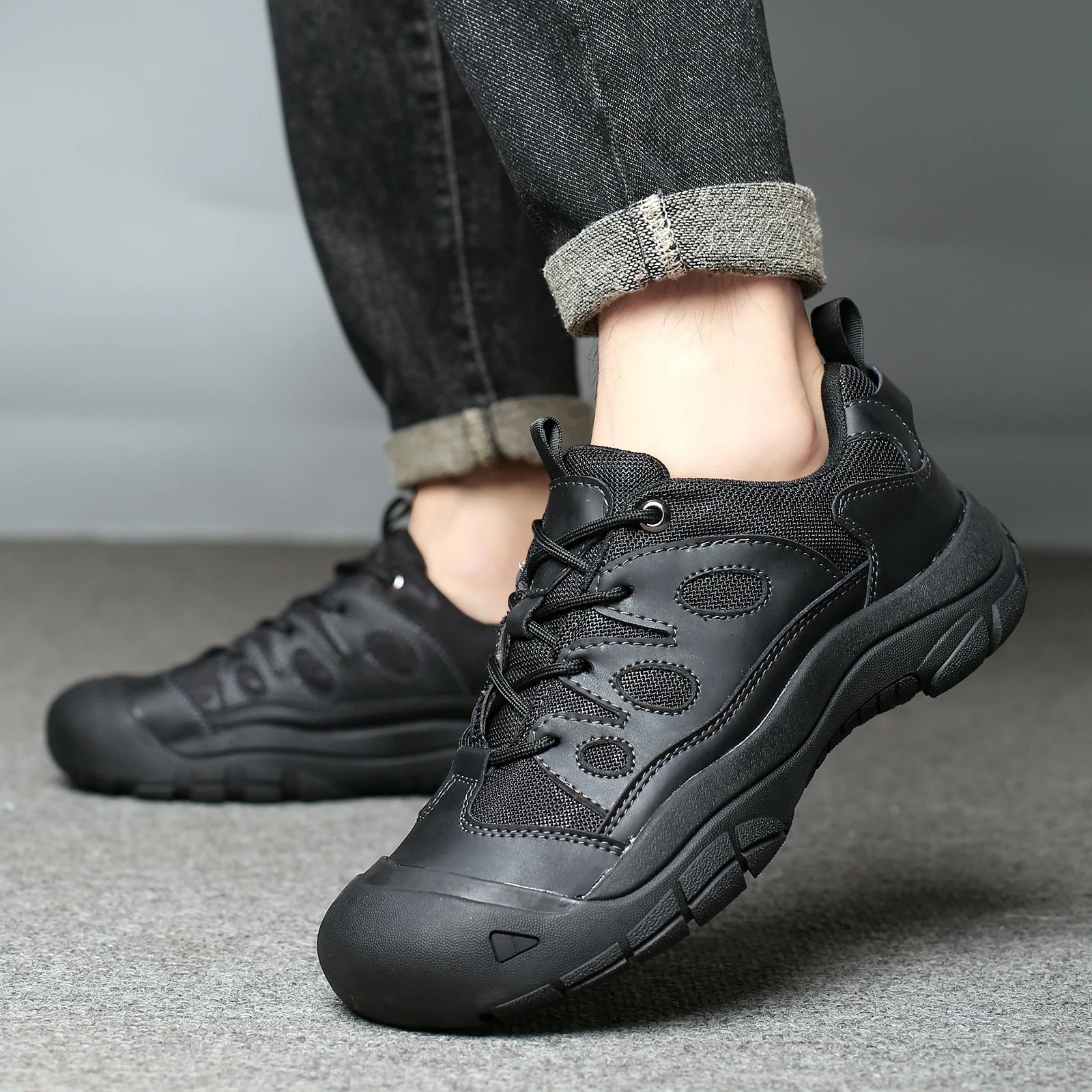 Men's New Outdoor Closed-Toe Casual Hiking and Mountaineering Shoes,Low-Top Style with Laces, Rubber Anti-Slip Sole, Solid Color
