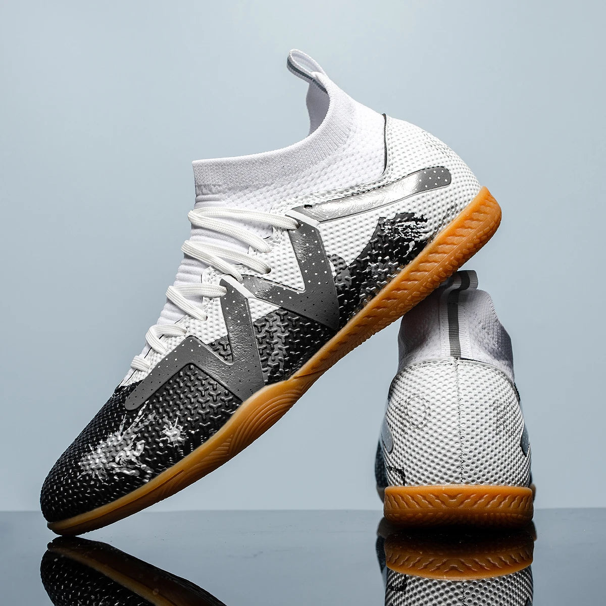 High-top soccer shoes for indoor five-a-side training for both men and women, slip-resistant and wear-resistant. sneakers