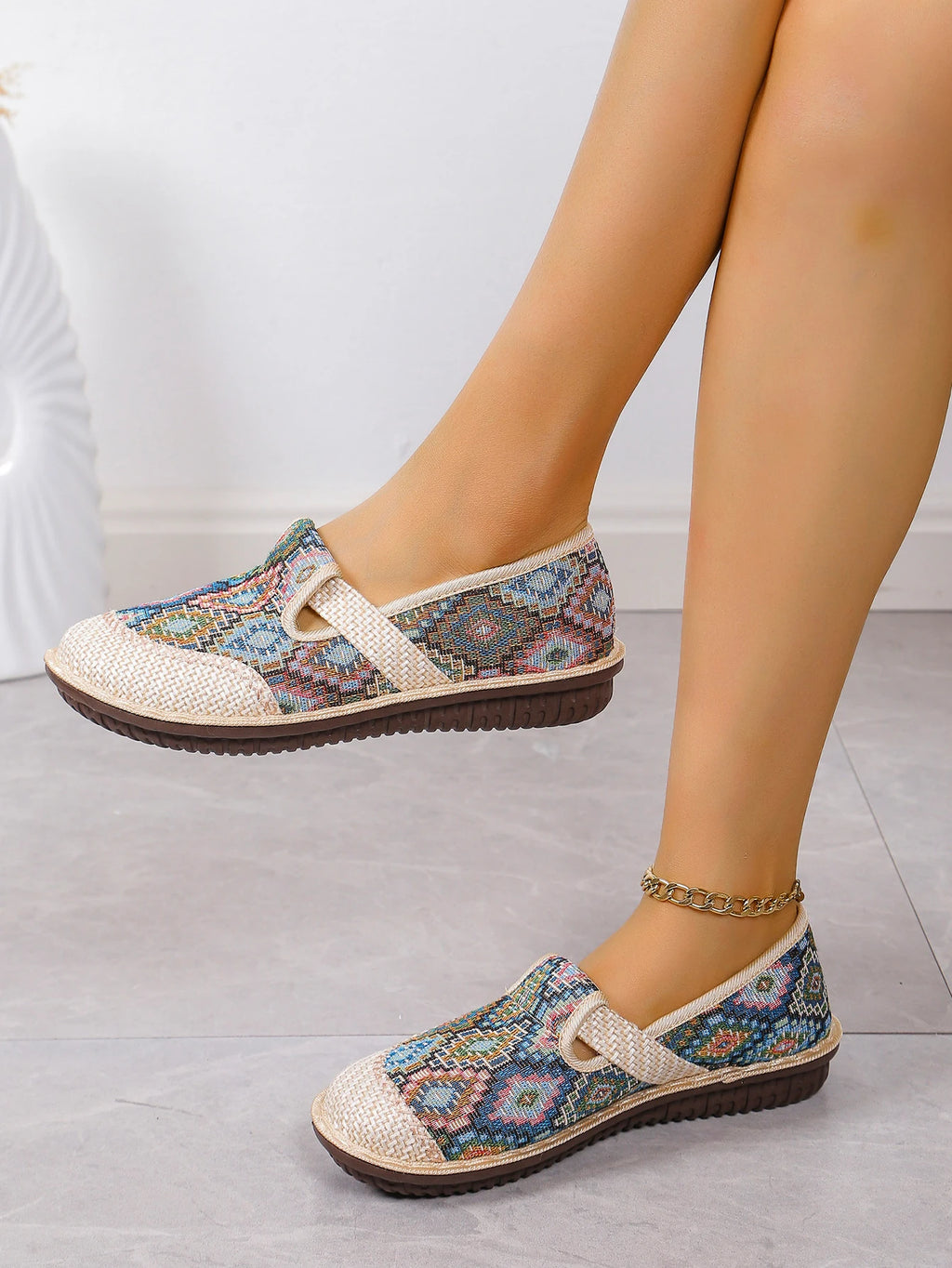 Super light shoes Women's shoes casual sports shoes are versatile They are soft-soled anti-slip and ethnic-style free shippiing