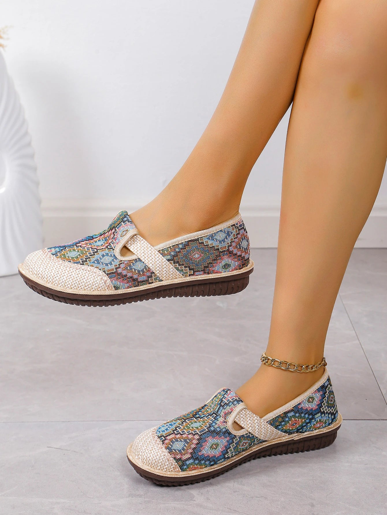 Super light shoes Women's shoes casual sports shoes are versatile They are soft-soled anti-slip and ethnic-style free shippiing