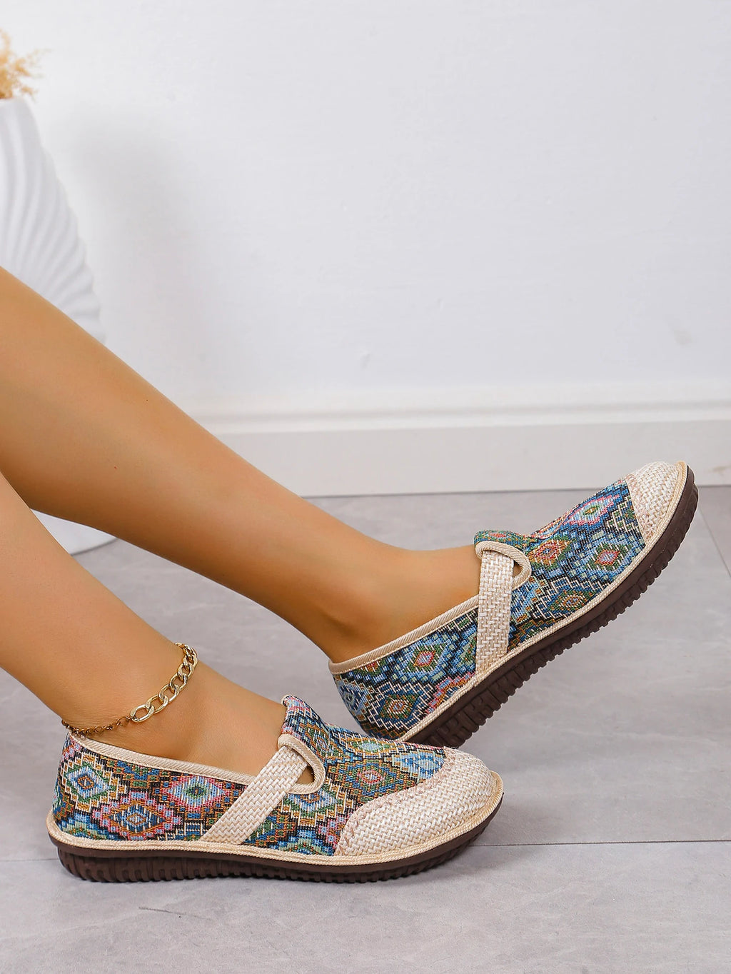 Super light shoes Women's shoes casual sports shoes are versatile They are soft-soled anti-slip and ethnic-style free shippiing