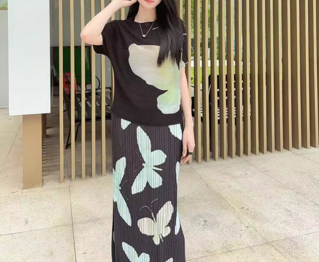 Summer women's outfit: a stylish two-piece set including a short-sleeved T-shirt and a pleated midi skirt with a slit.