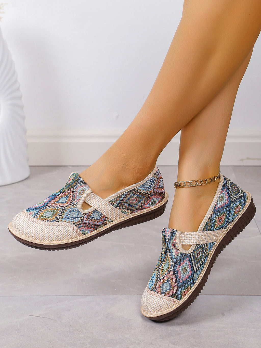 Super light shoes Women's shoes casual sports shoes are versatile They are soft-soled anti-slip and ethnic-style free shippiing