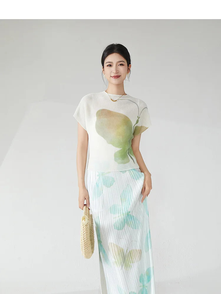 Summer women's outfit: a stylish two-piece set including a short-sleeved T-shirt and a pleated midi skirt with a slit.