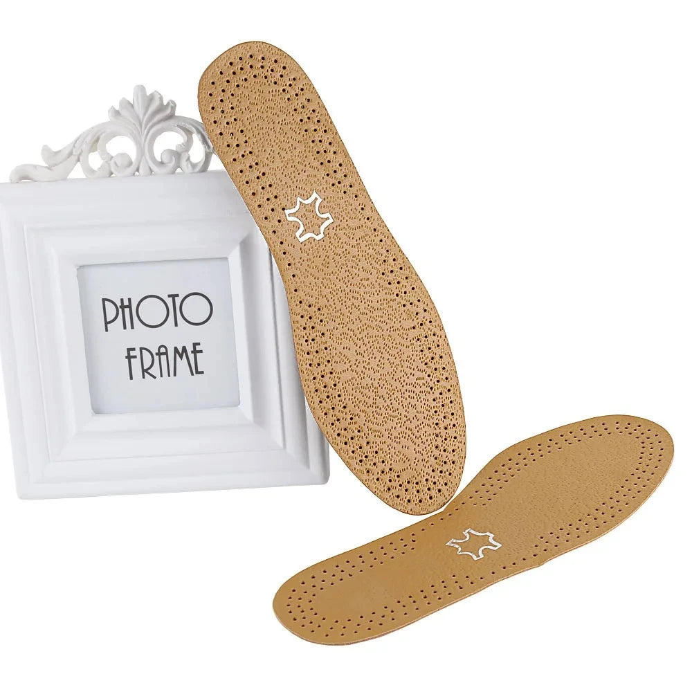 A pair of Flat Insoles Made of Leather Brings You a More Comfortable and Casual Experience, Suitable for Hiking and Relaxation.