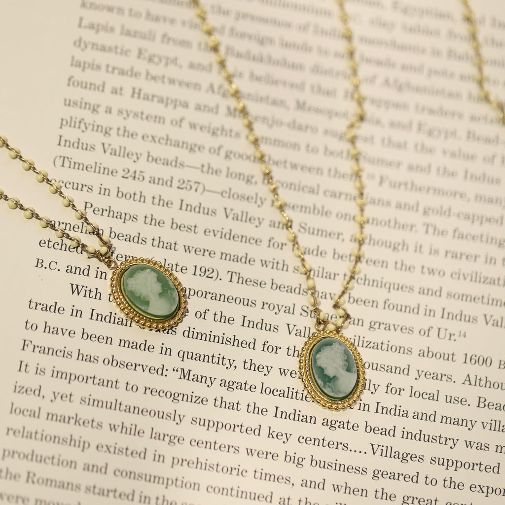La Verdure Agate Cameo Pendant